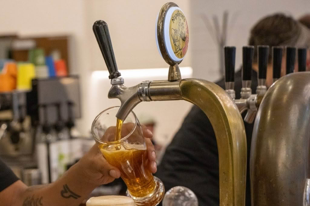 Duke of Wellington-2023-beer pouring 5