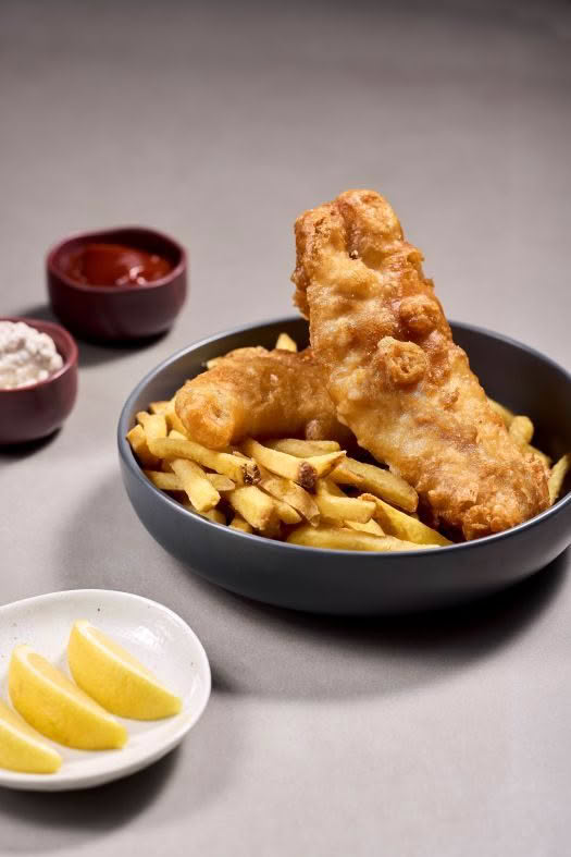 aryeh_main_fish of the day fried in josie hei hei`s crunchy batter, makikihi fries, tartar, fresh lemon, marlborough sea salt credit babiche martens 277